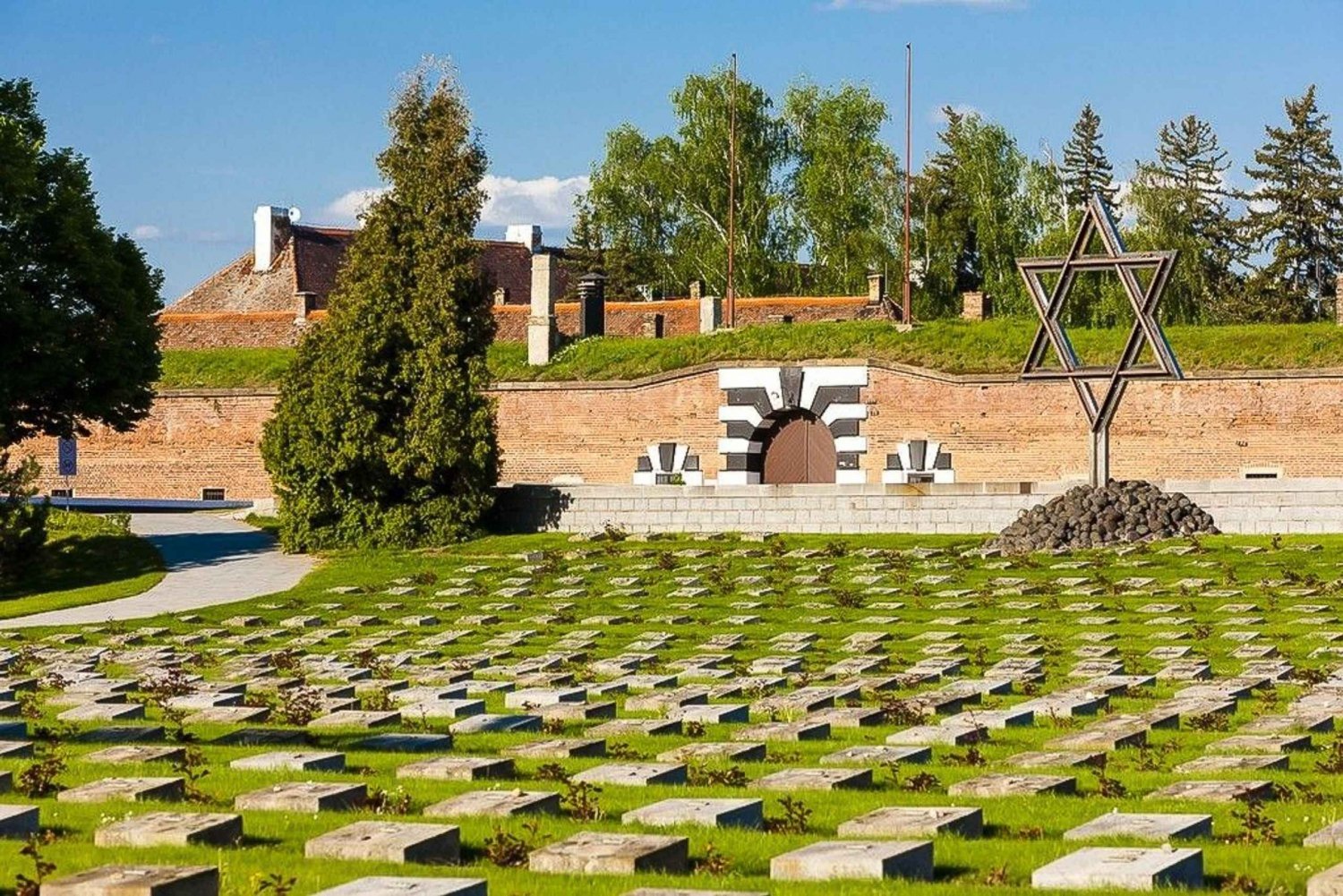 Prahasta: Terezínin muistomerkkikierros lipuilla ja nouto