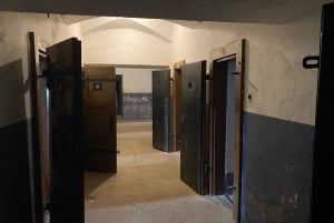 De Praga: excursão ao monumento de Terezín com ingressos e coleta