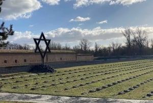 Desde Praga: monumento de Terezín con entradas y recogida