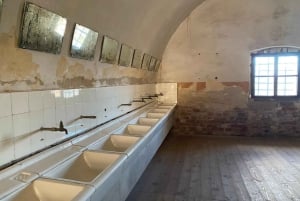 Fra Prag: Terezín Monument Tour med billetter og afhentning