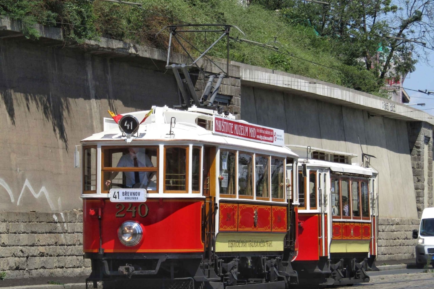 Des rails aux vagues : tramway historique et croisière sur la Vltava