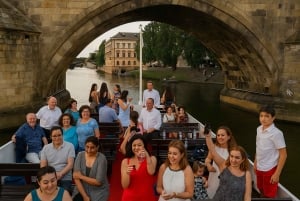 Des rails aux vagues : tramway historique et croisière sur la Vltava