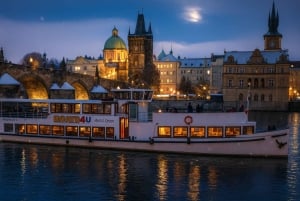 Des rails aux vagues : tramway historique et croisière sur la Vltava