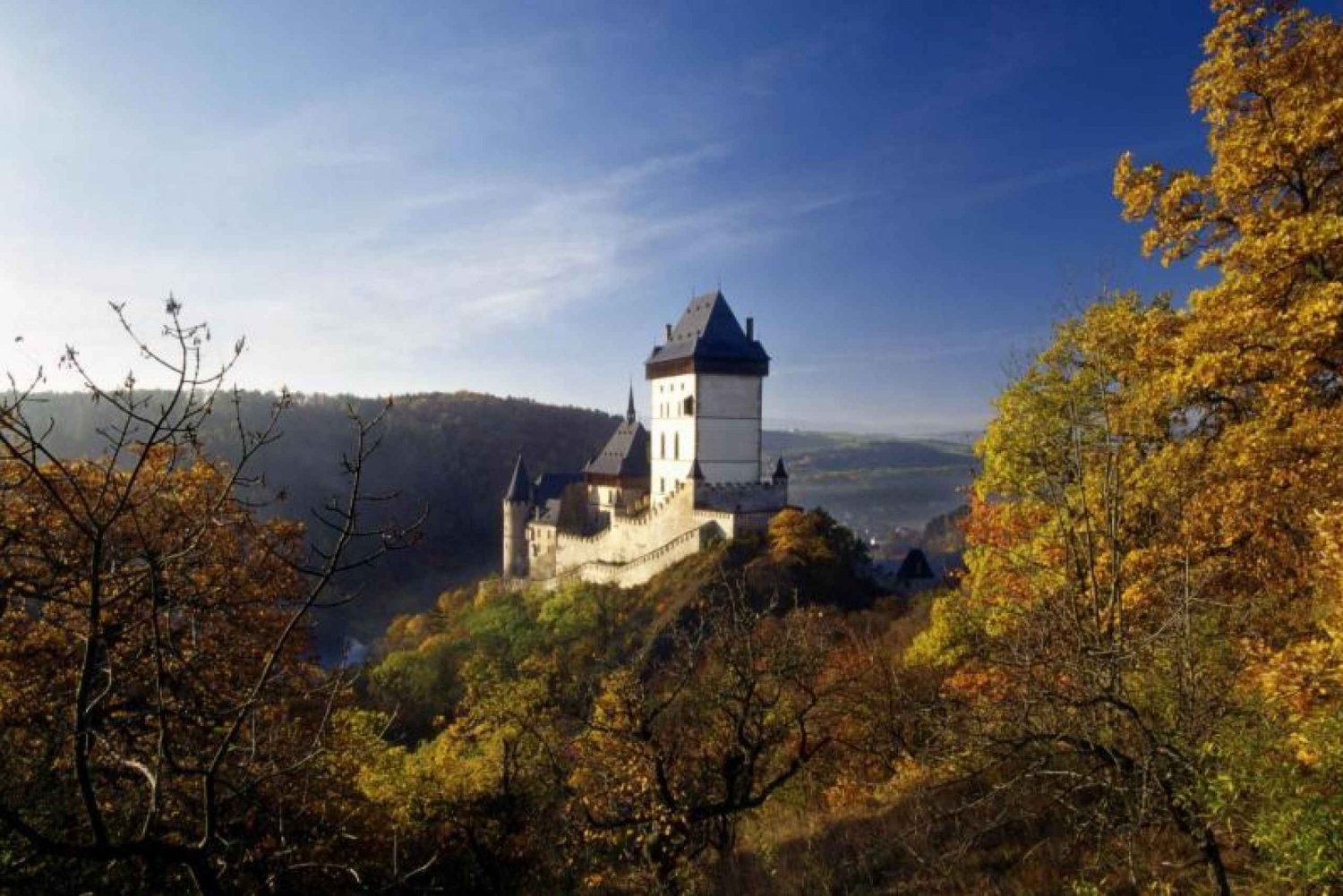 Fra Praha: Karlstejn-slottet med guide og Forbi-køen-billett