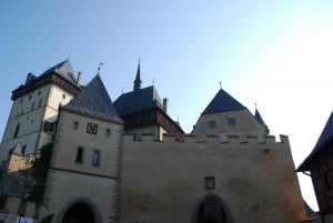 Fra Praha: Karlstejn-slottet med guide og Forbi-køen-billett