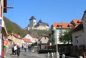 Fra Praha: Karlstejn-slottet med guide og Forbi-køen-billett