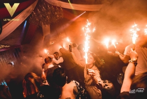 Le Valmont NYE com bar aberto, música ao vivo e DJ