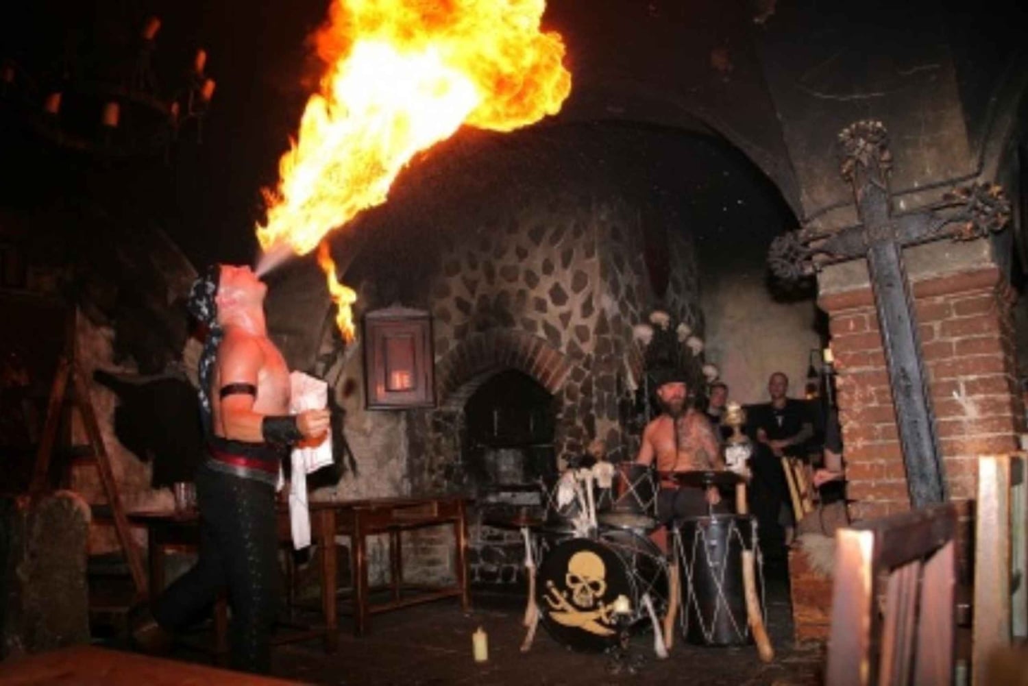 Middelalderforestilling og middag, slot og bryggeritur, afhentning på hotel