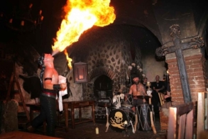 Middelalderforestilling og middag, slot og bryggeritur, afhentning på hotel