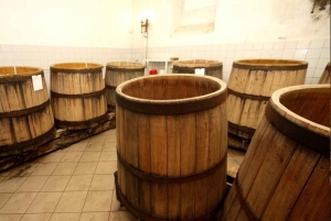 Middelalderforestilling og middag, slot og bryggeritur, afhentning på hotel