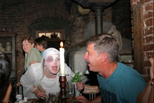 Middelalderforestilling og middag, slot og bryggeritur, afhentning på hotel