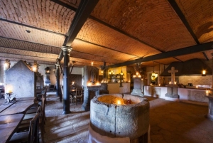 Middelalderforestilling og middag, slot og bryggeritur, afhentning på hotel