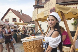 Middelalderforestilling og middag, slot og bryggeritur, afhentning på hotel