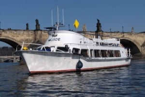 Party in Prague: Private River Cruise with Unlimited Drinks