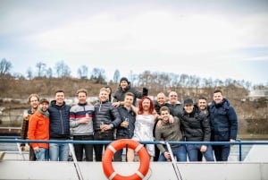 Party in Prague: Private River Cruise with Unlimited Drinks