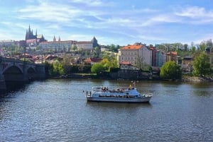 Party in Prague: Private River Cruise with Unlimited Drinks