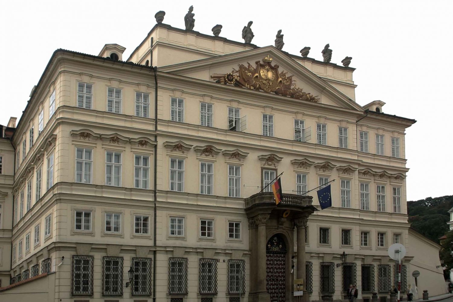 Prague: Highlights Walking Tour to the German embassy 1989