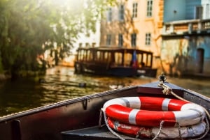 Prague: 45-Minute Historical River Cruise and Refreshments