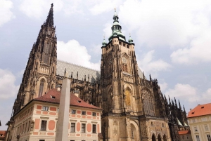 Prag: 6 timmars rundtur med båttur på floden och lunch