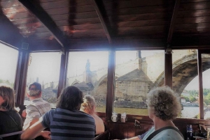Prag: 6 timmars rundtur med båttur på floden och lunch