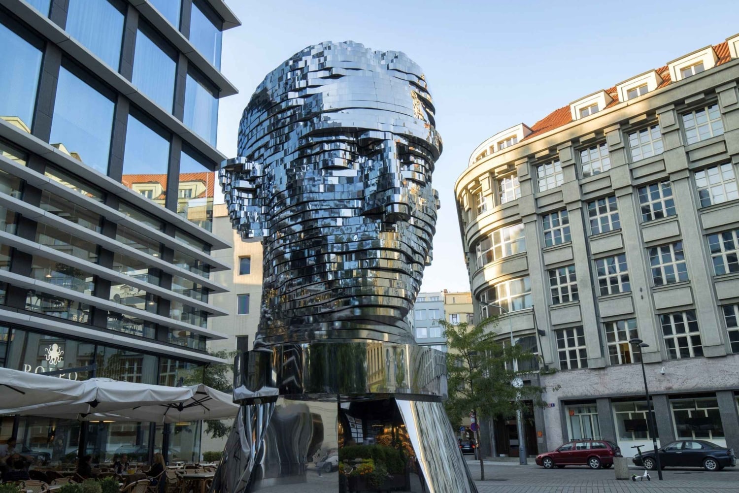 Prag på promenad bland David Černýs installationer eller ett besök på Mausoleum