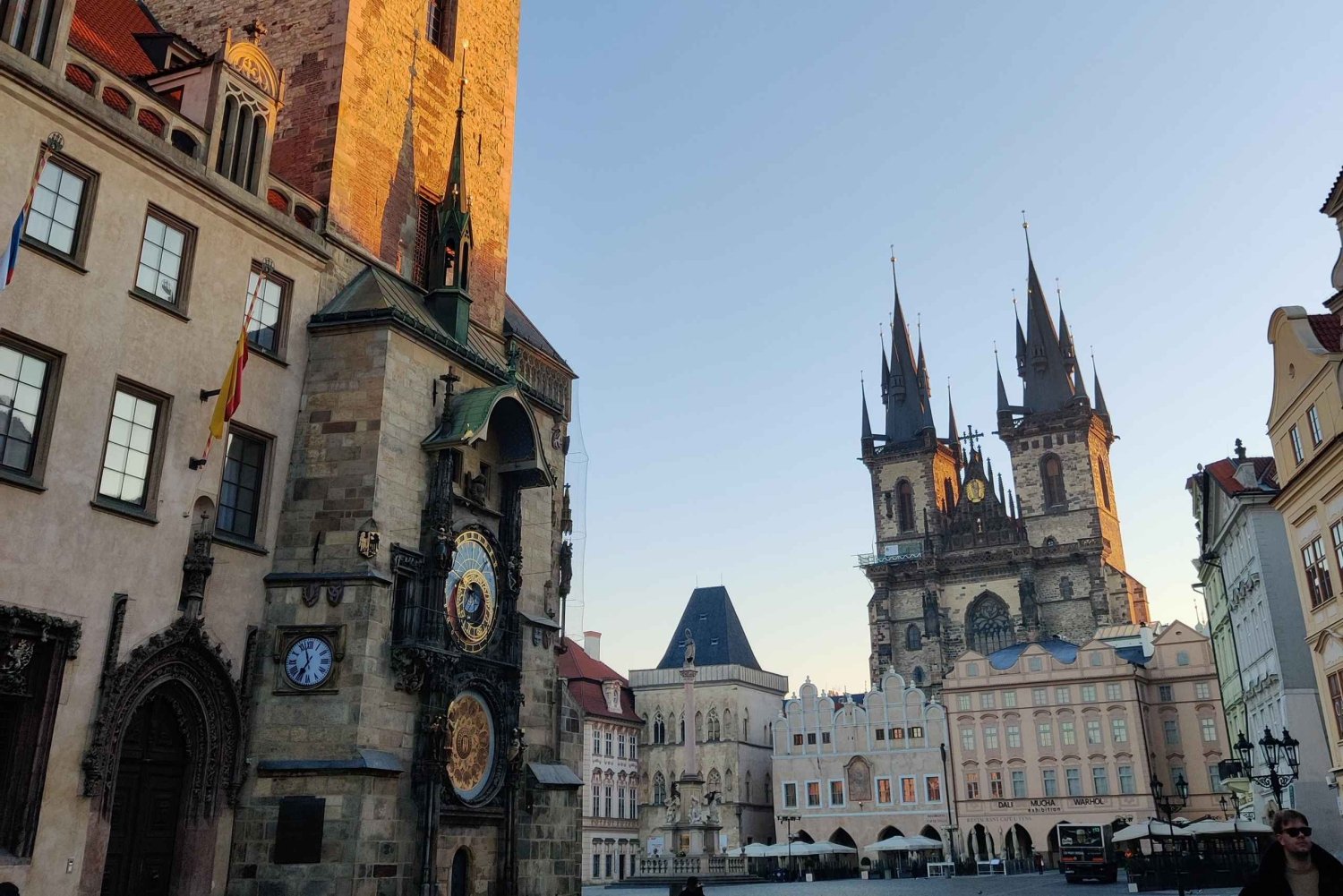 Prague: Before the Crowd Sunrise Tour & Breakfast