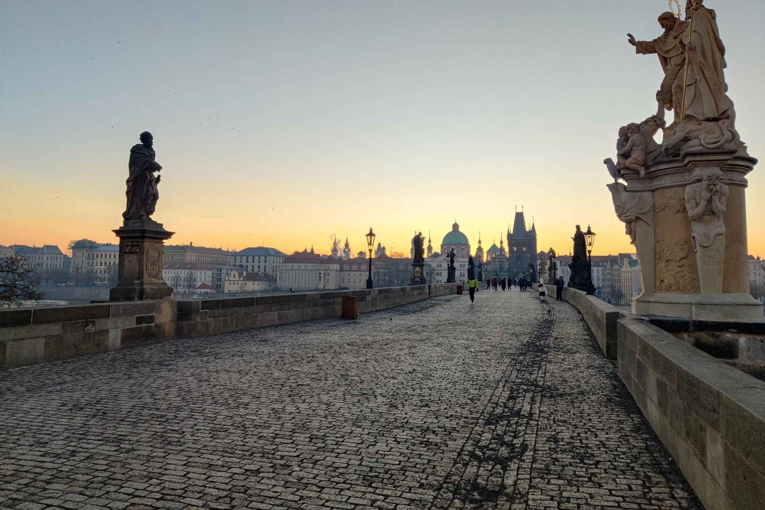 Prague: Before the Crowd Sunrise Tour & Breakfast