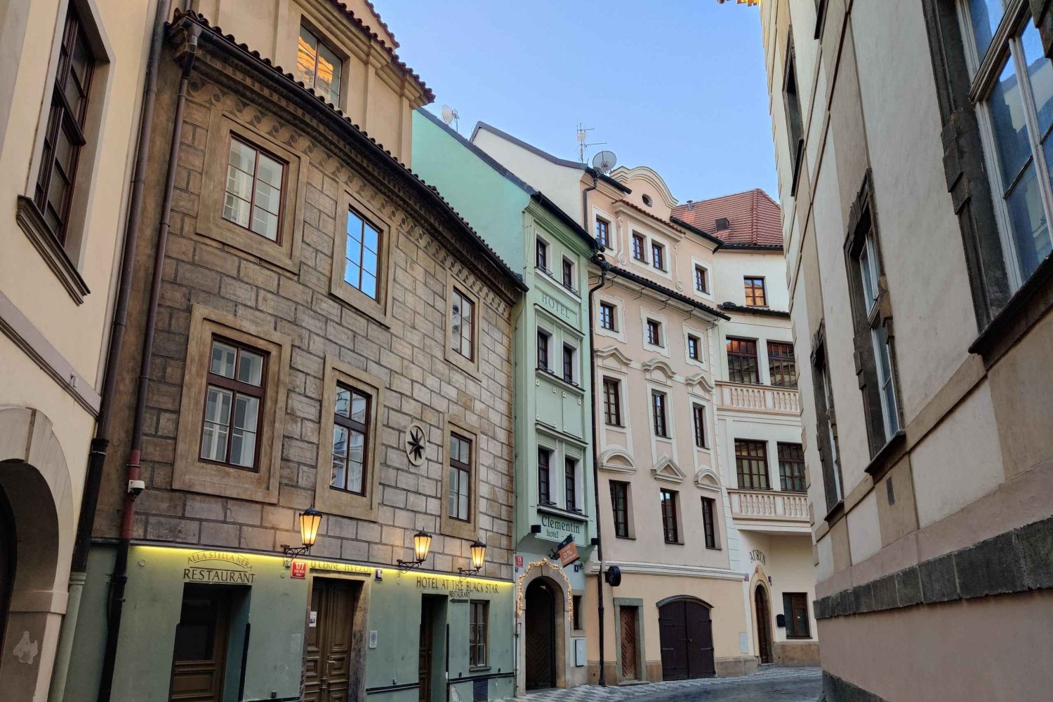 Prague: Before the Crowd Sunrise Tour & Breakfast