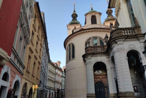 Prague: Before the Crowd Sunrise Tour & Breakfast