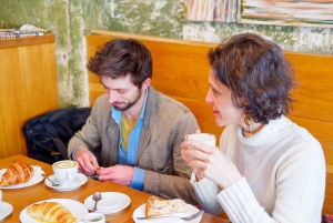 Prague: Before the Crowd Sunrise Tour & Breakfast