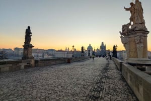 Prague: Before the Crowd Sunrise Tour & Breakfast