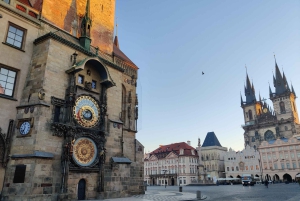 Prague: Before the Crowd Sunrise Tour & Breakfast