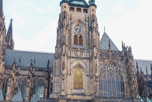 Prague: Before the Crowd Sunrise Tour & Breakfast