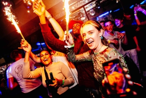 Prague : Soirée en bateau avec boissons illimitées et entrée à l'after party