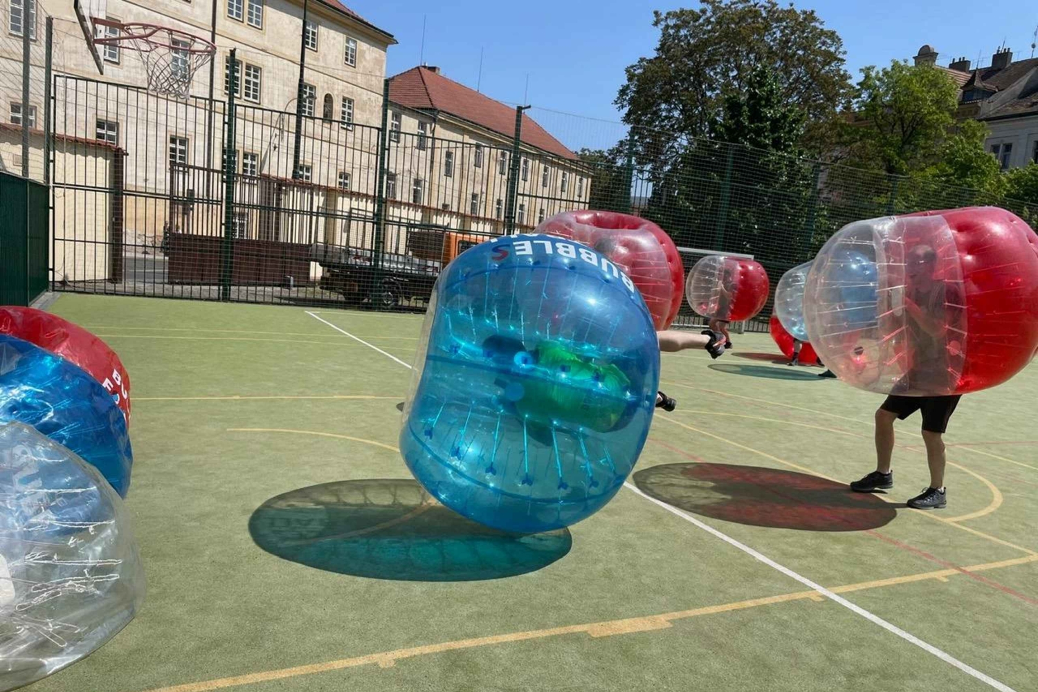 Prag: Bubbles Fußball in der Prager Innenstadt