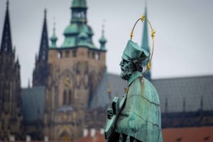 Prague: Castle Grounds & Highlights Walking Tour small-group