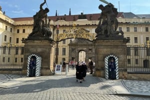Pragslottets interiörer och vakternas ceremoni Tour