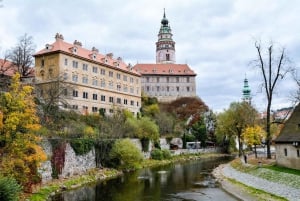 プラハ：チェスキー・クルムロフの現地ガイドと行くプライベート日帰り旅行
