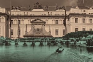 Prague: Charles Bridge and Prague Castle Private Guided Tour