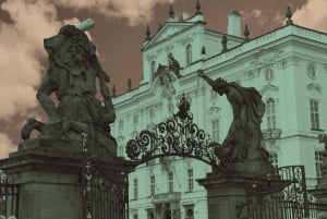 Prague: Charles Bridge and Prague Castle Private Guided Tour