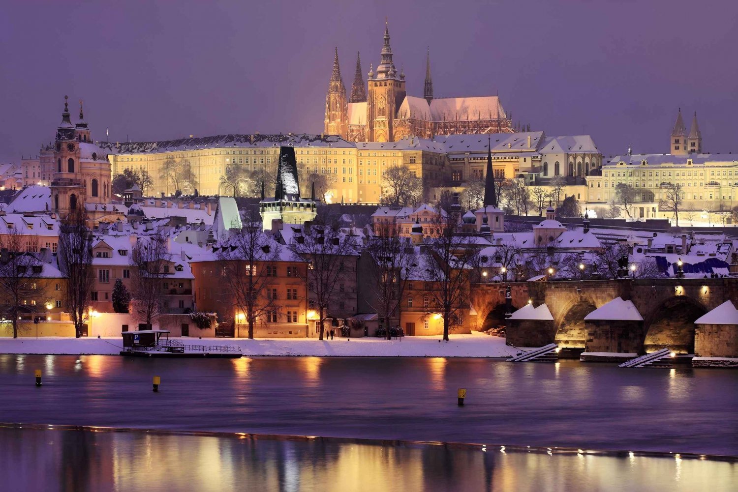 Praga: crociera natalizia sul fiume con bevanda calda