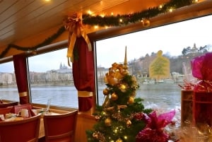 Praga: crucero navideño por el río con bebida caliente