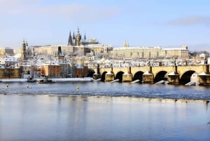 Praga: crucero navideño por el río con bebida caliente