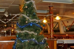 Praga: crucero navideño por el río con bebida caliente