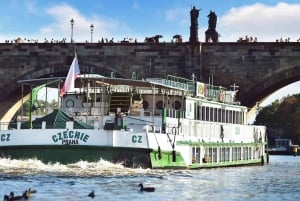 Praga: crucero navideño por el río con bebida caliente
