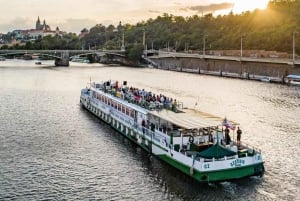 Praga: crucero navideño por el río con bebida caliente