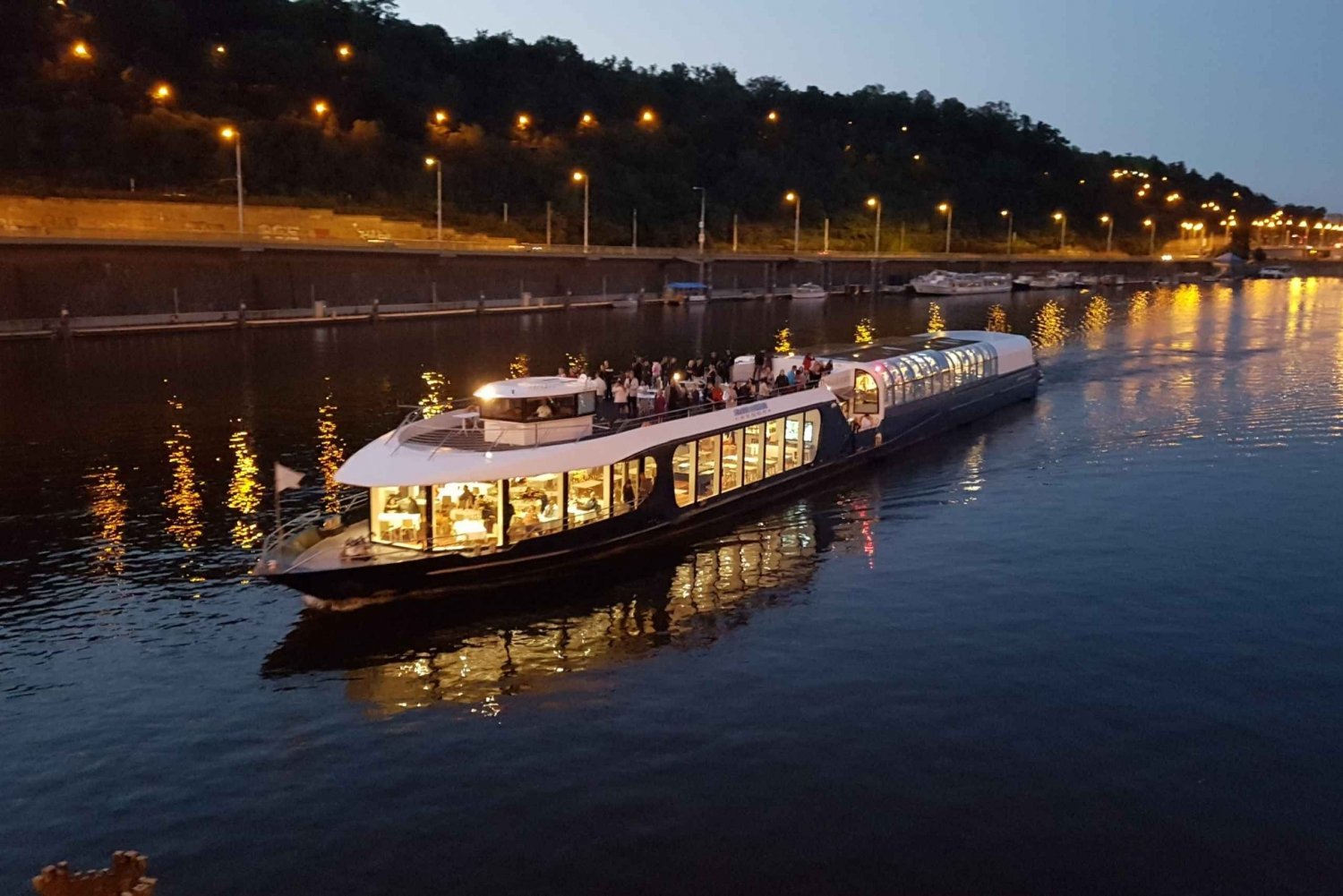 Prague: City Tour and Dinner Cruise with Hotel Pickup
