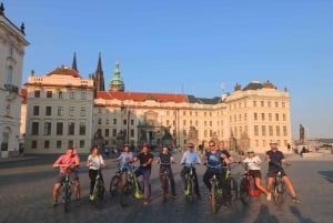 Prague: E-Bike/E-Scooter Viewpoint Tour