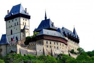Praga: Castelo de Karlstejn, um conto de fadas, num carro de estilo retro