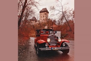 Praga: Castelo de Karlstejn, um conto de fadas, num carro de estilo retro